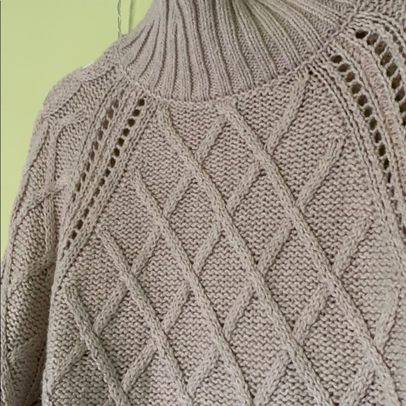 Cropped beige American Eagle Sweater rarely worn - Picture 3 of 4